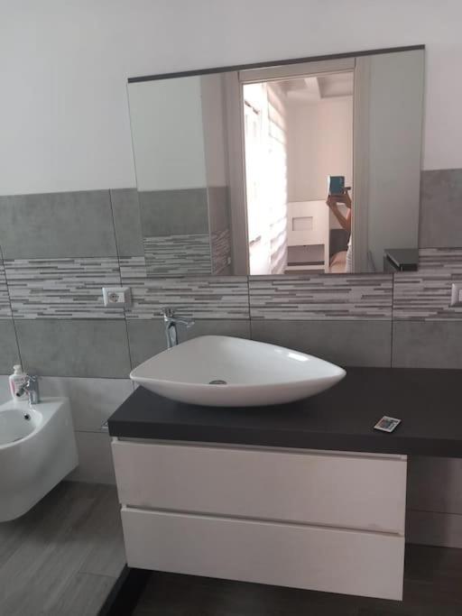 Chromotherapy Flat Monserrato Bagian luar foto